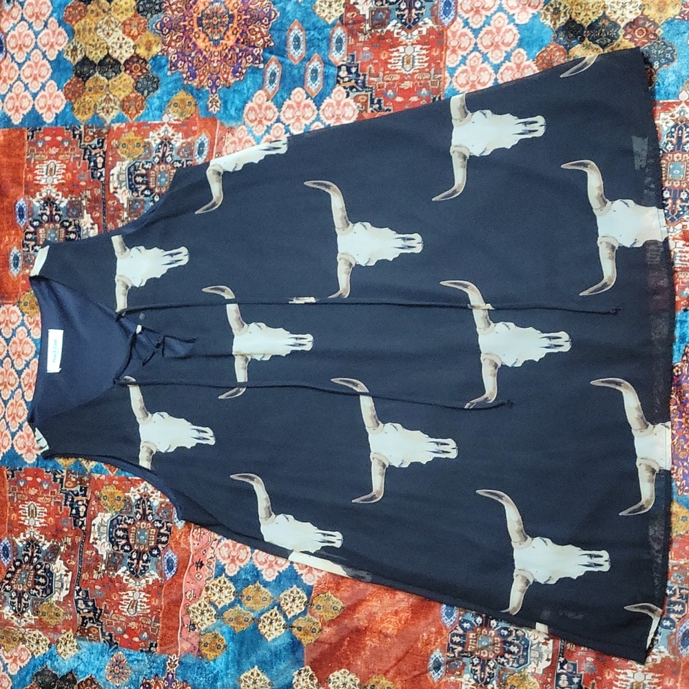 Peach Love California, size M, black with bull skulls